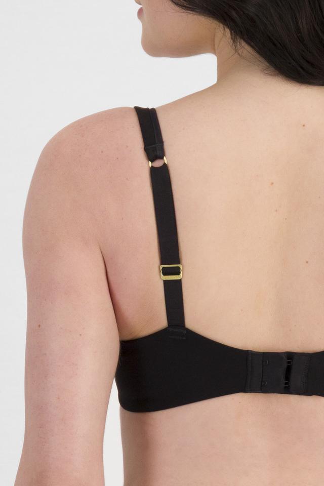 Jacqleen (She/Her) wears size 14DD and is 183cm tall with 93cm chest and 73cm waist