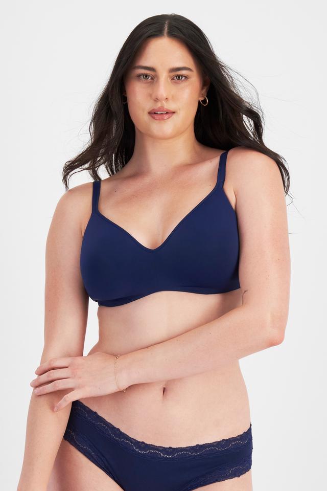 Jacqleen (She/Her) wears size 14DD and is 183cm tall with 93cm chest and 73cm waist