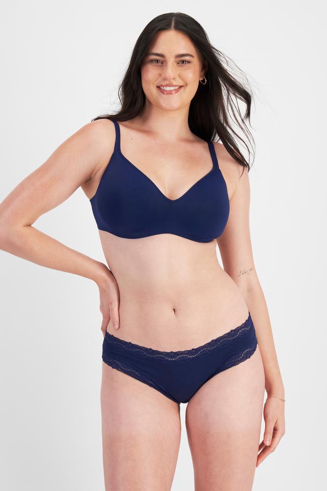 Jacqleen (She/Her) wears size 14DD and is 183cm tall with 93cm chest and 73cm waist