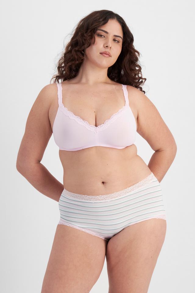 Bella (She/Her) wears size 14D and is 173cm tall with 95cm chest and 77cm waist