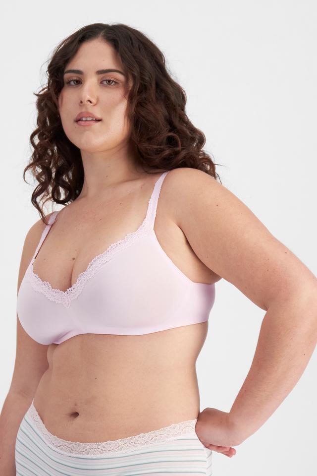 Bella (She/Her) wears size 14D and is 173cm tall with 95cm chest and 77cm waist