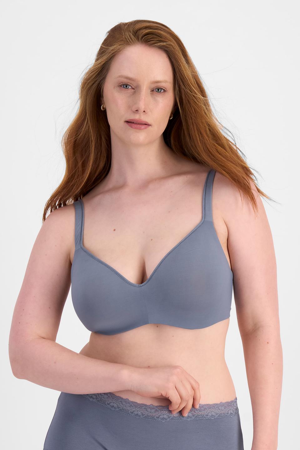 Martine (She/Her) wears size 14DD and is 175cm tall with 82cm chest and 76cm waist