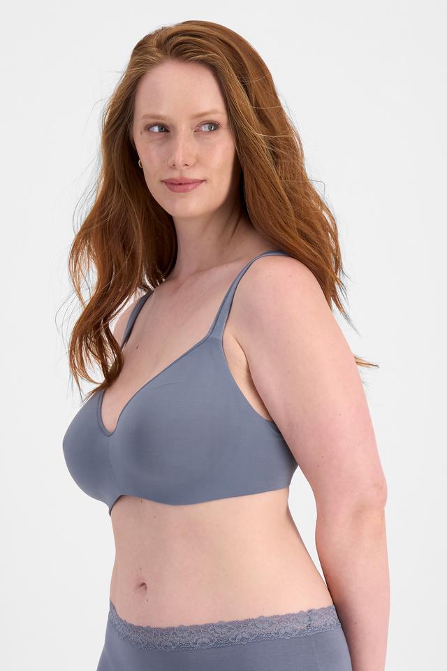 Martine (She/Her) wears size 14DD and is 175cm tall with 82cm chest and 76cm waist
