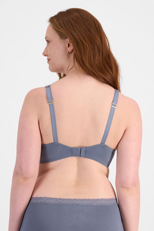Martine (She/Her) wears size 14DD and is 175cm tall with 82cm chest and 76cm waist