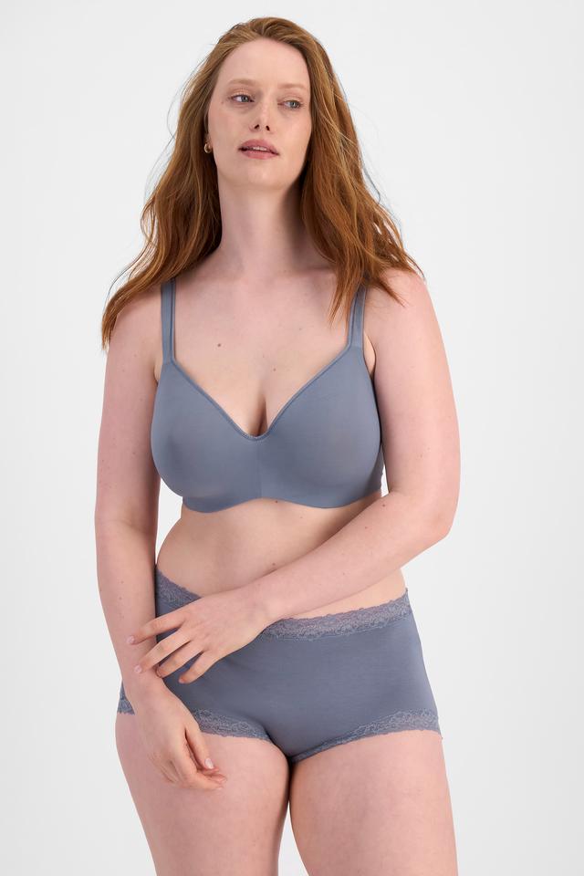 Martine (She/Her) wears size 14DD and is 175cm tall with 82cm chest and 76cm waist
