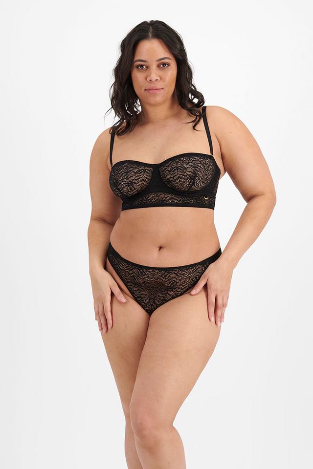 Paris (She/Her) wears size L. Is 174cm tall with 98cm chest and 86cm waist