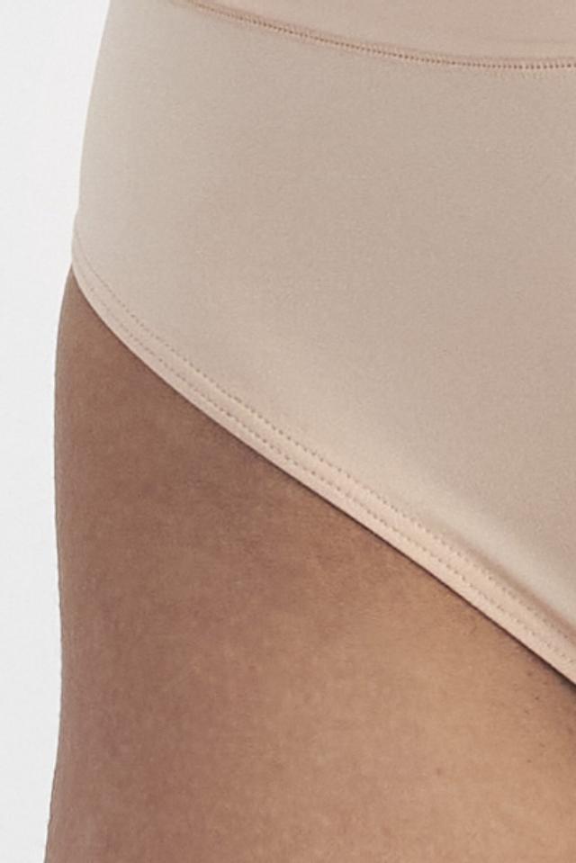 MILA (She/Her) wears size S and is 176cm tall with 81cm chest and 62cm waist