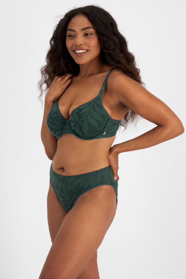 Caitlin (She/Her) wears size 14 and is 176cm tall with 114cm chest and 95cm waist