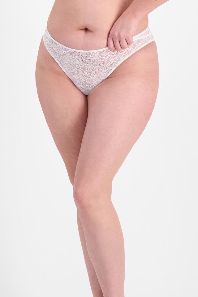 Poppy (She/Her) wears size 16 and is 178cm tall