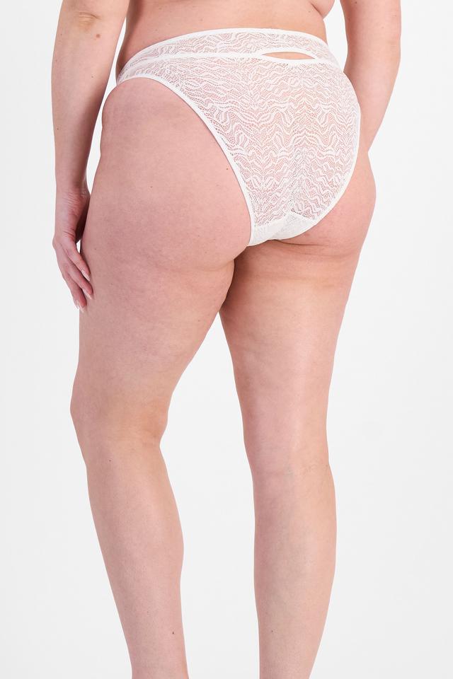 Poppy (She/Her) wears size 16 and is 178cm tall