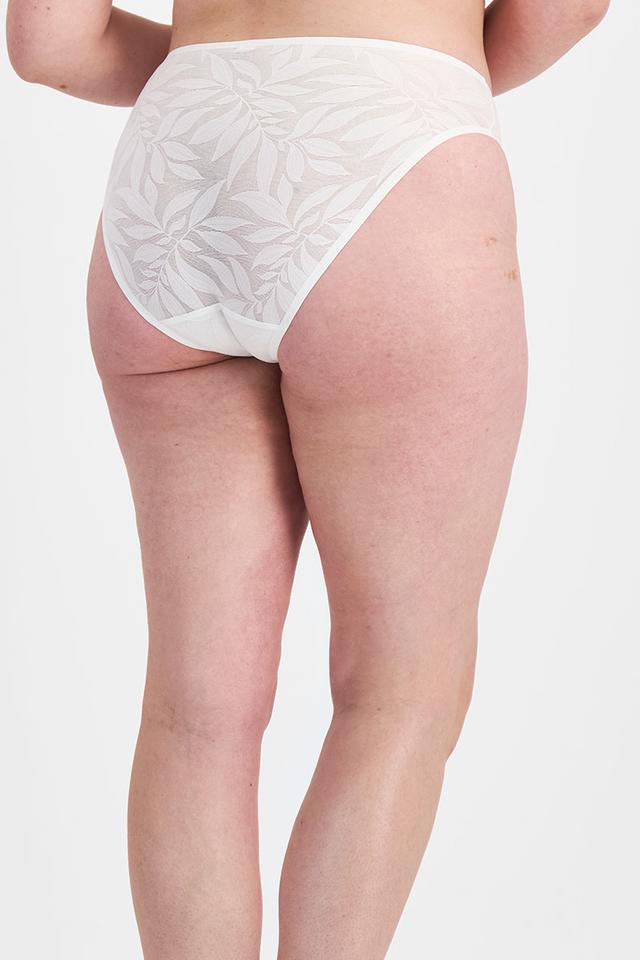 Poppy (She/Her) wears size 16 and is 178cm tall with cm chest and cm waist