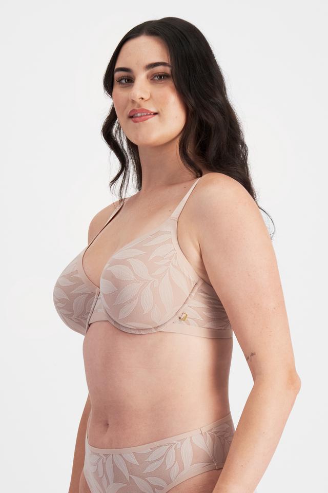 Jacqleen (She/Her) wears size 14DD and is 183cm tall with 93cm chest and 73c
