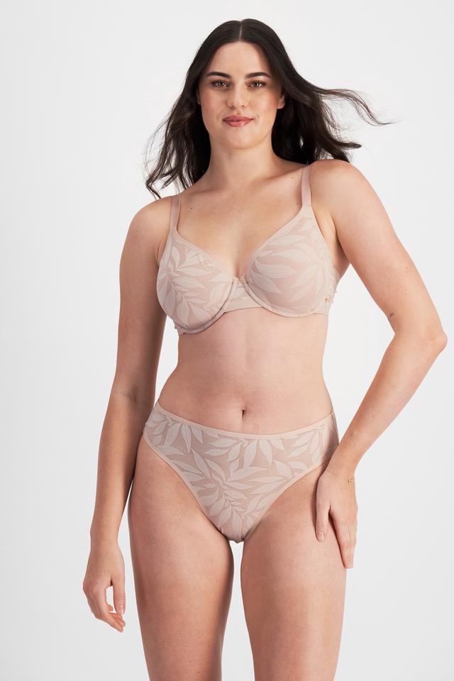 Jacqleen (She/Her) wears size 14DD and is 183cm tall with 93cm chest and 73c