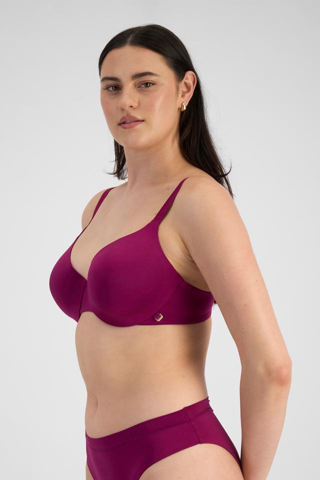 Jacqleen (She/Her) wears size 14DD and is 183cm tall with 93cm chest and 73cm waist