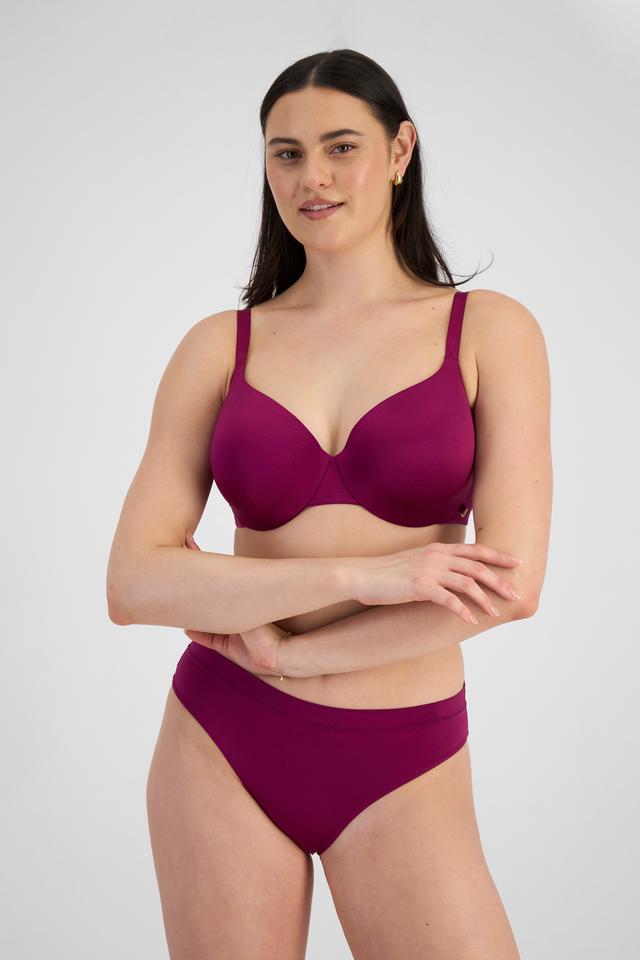 Jacqleen (She/Her) wears size 14DD and is 183cm tall with 93cm chest and 73cm waist
