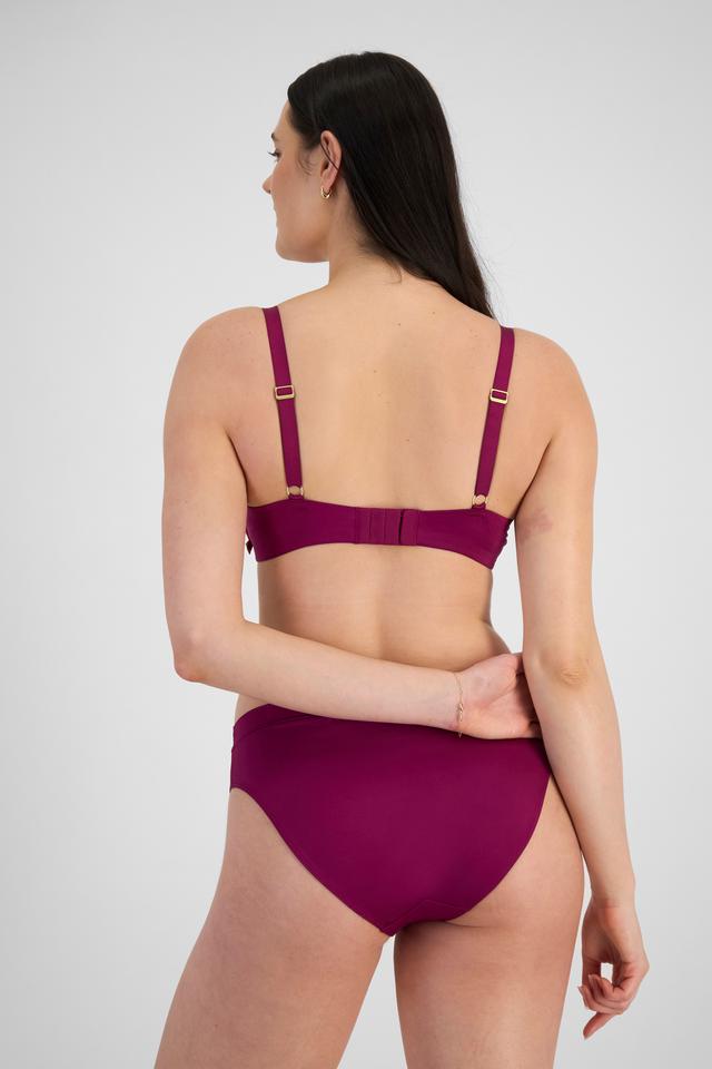 Jacqleen (She/Her) wears size 14DD and is 183cm tall with 93cm chest and 73cm waist