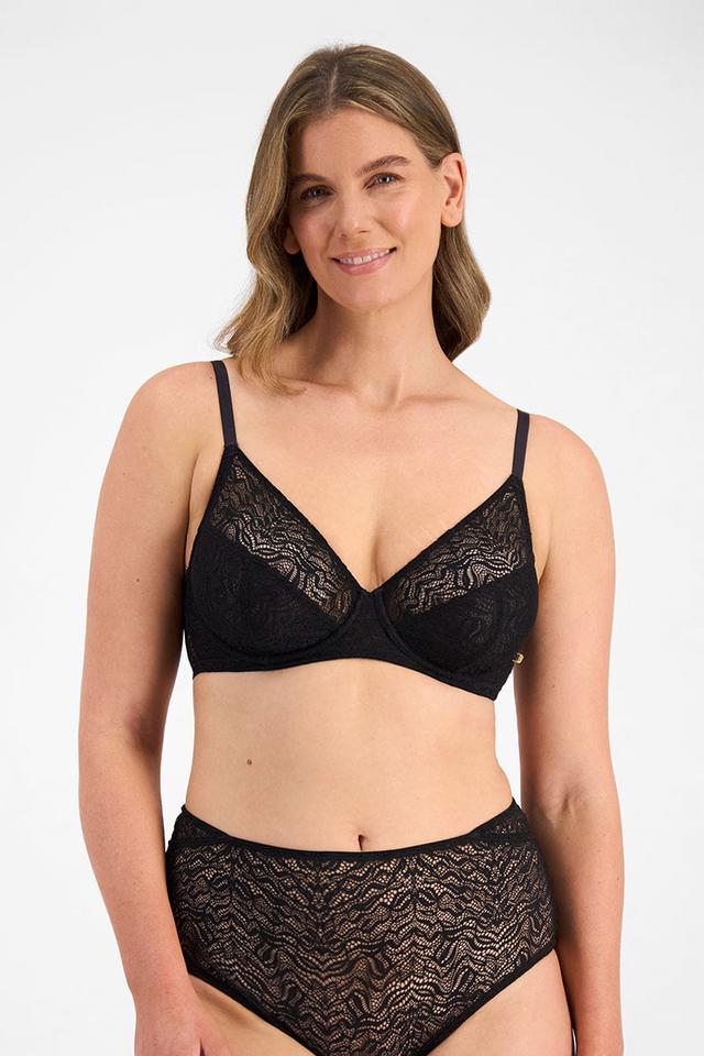 CLARYSSA (She/Her) wears size 14DD and is 181cm tall with 94cm chest and 79cm waist