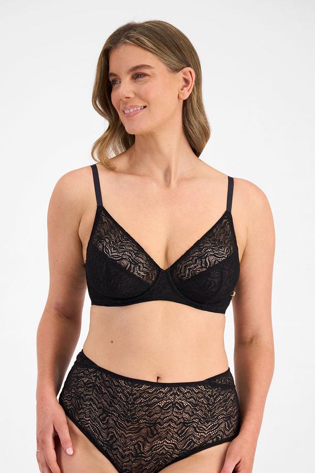 CLARYSSA (She/Her) wears size 14DD and is 181cm tall with 94cm chest and 79cm waist