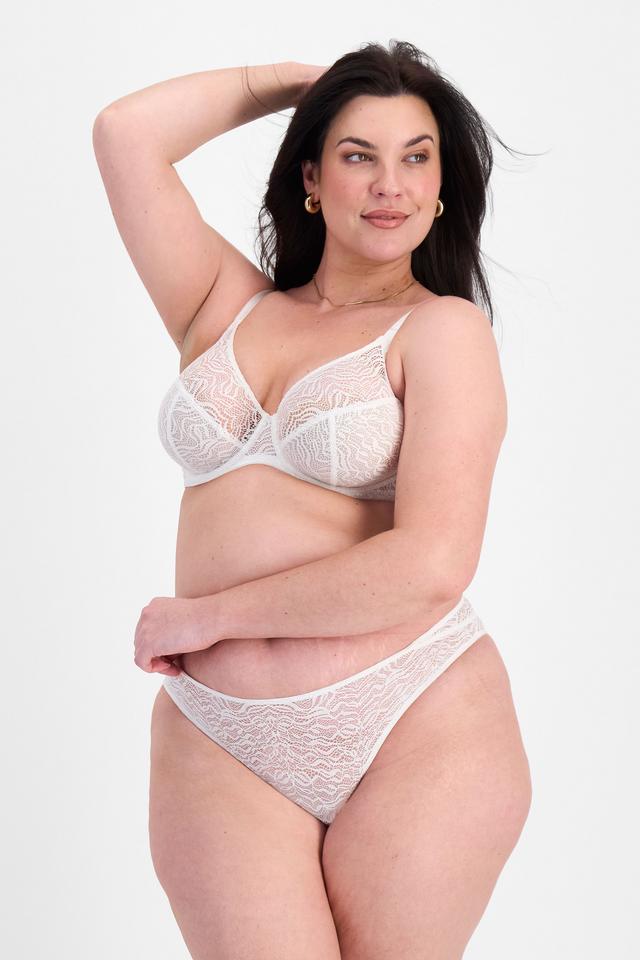 Poppy (She/Her) wears size 16DD and is 178cm tall