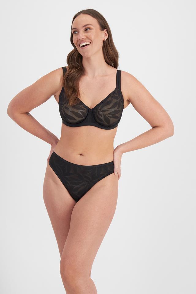 Jane (She/Her) wears size 14D and is 180cm tall with 86cm chest and 71cm waist