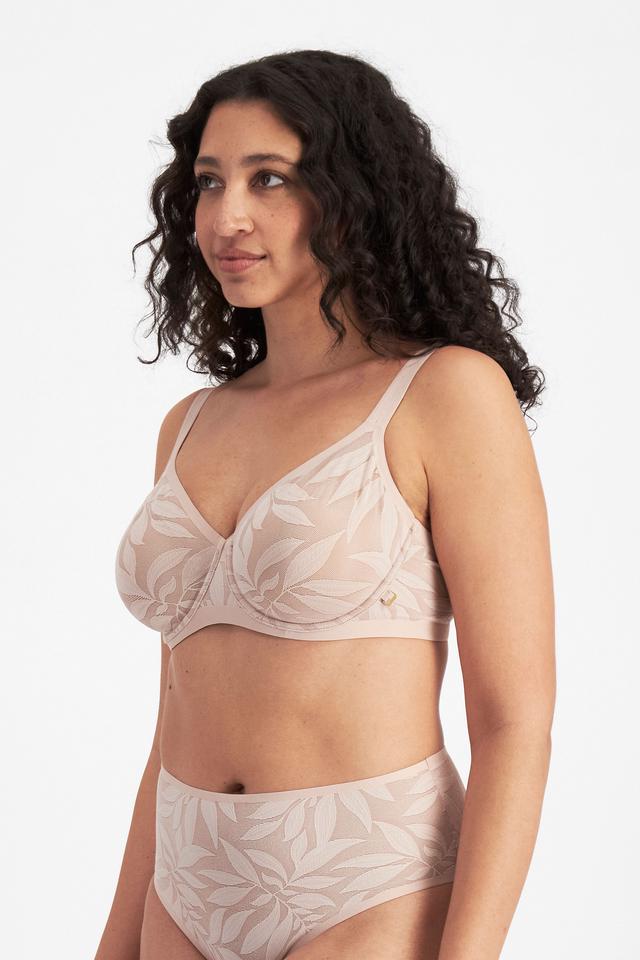 Terri-Leigh (She/Her) wears size 14DD and is 177cm tall with 93cm chest and 78cm waist