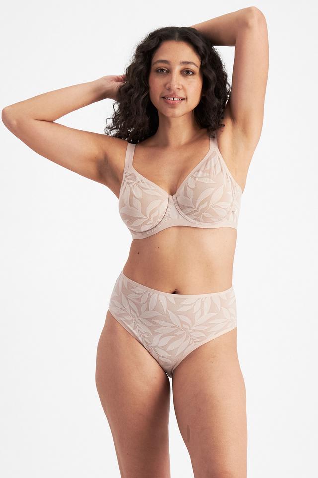 Terri-Leigh (She/Her) wears size 14DD and is 177cm tall with 93cm chest and 78cm waist