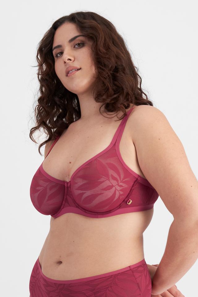 Bella (She/Her) wears size 14D and is 173cm tall with 95cm chest and 77cm waist