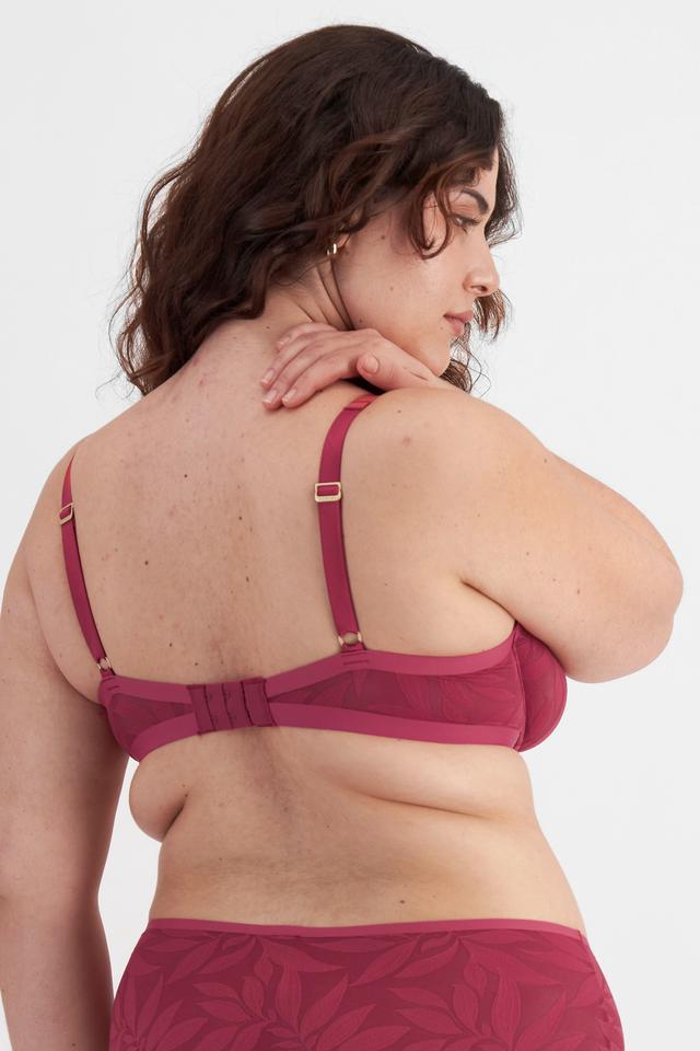 Bella (She/Her) wears size 14D and is 173cm tall with 95cm chest and 77cm waist