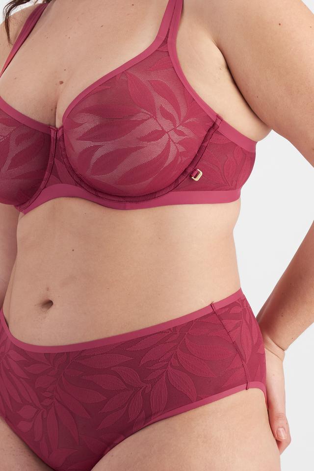 Bella (She/Her) wears size 14D and is 173cm tall with 95cm chest and 77cm waist