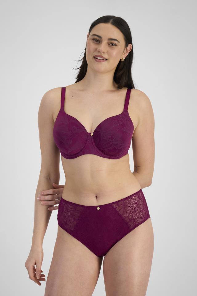 Jacqleen (She/Her) wears size 14DD and is 183cm tall with 93cm chest and 73cm waist