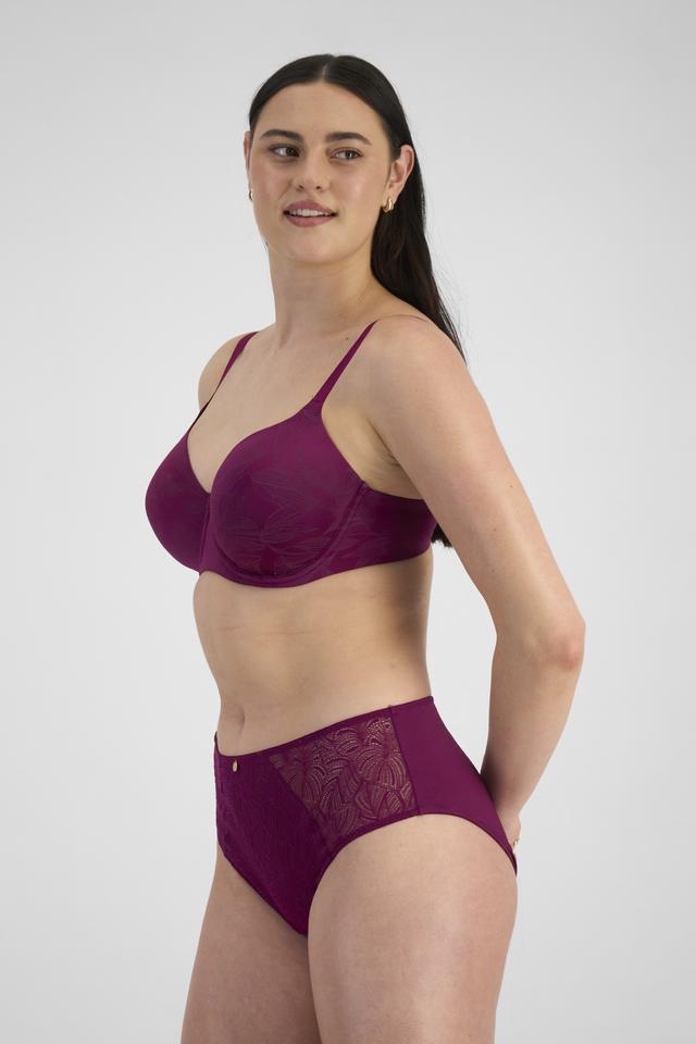 Jacqleen (She/Her) wears size 14DD and is 183cm tall with 93cm chest and 73cm waist