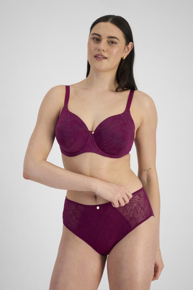 Jacqleen (She/Her) wears size 14DD and is 183cm tall with 93cm chest and 73cm waist