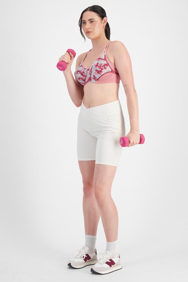 Jacqleen (She/Her) wears size 14DD and is 183cm tall with 93cm chest and 73cm waist