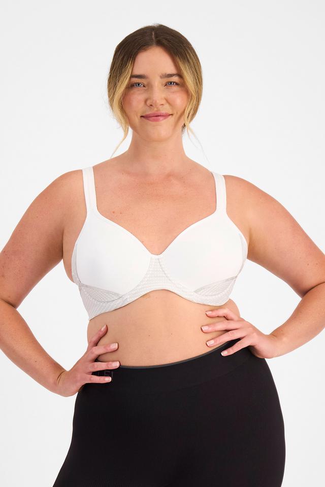 Chanel (She/Her) wears size 14D and is 176cm tall with 104cm chest and 89cm waist