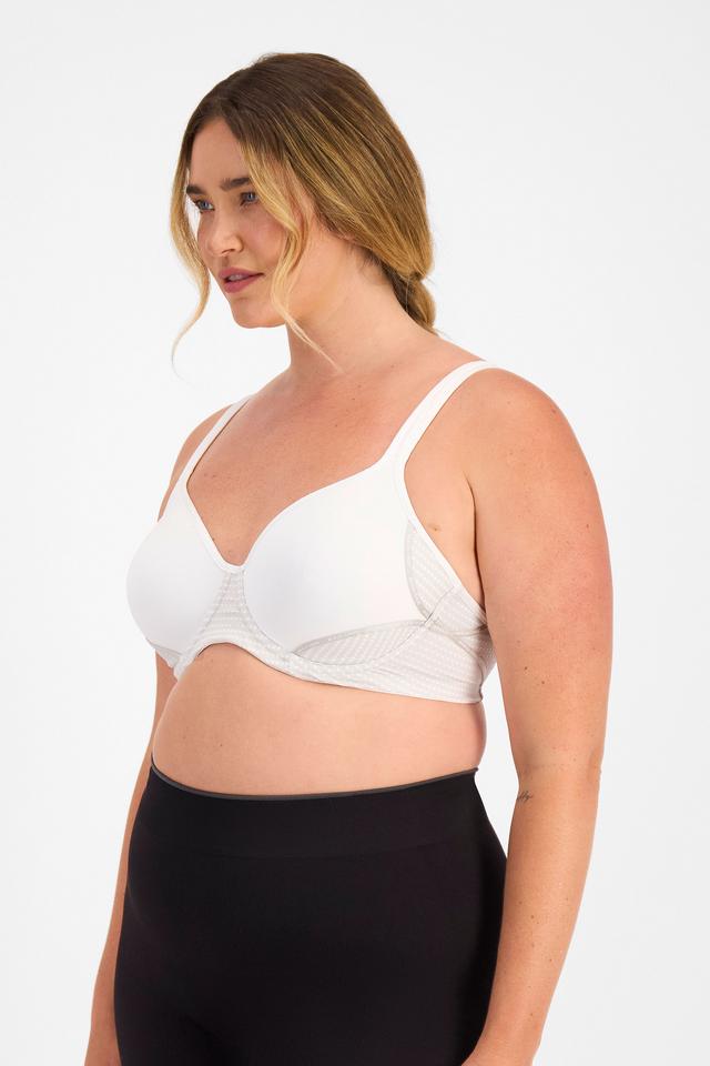 Chanel (She/Her) wears size 14D and is 176cm tall with 104cm chest and 89cm waist