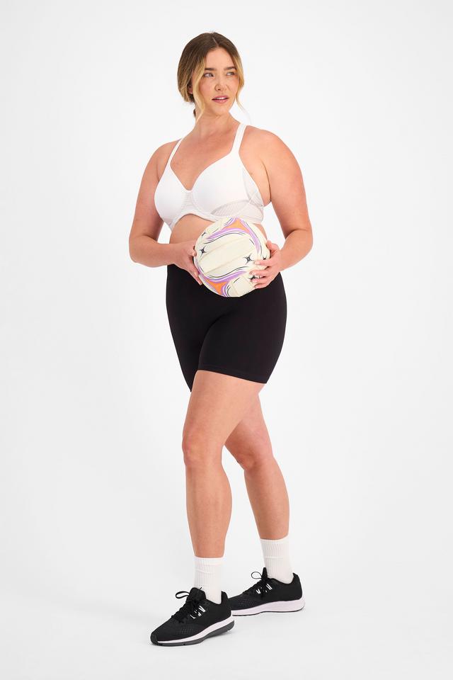 Chanel (She/Her) wears size 14D and is 176cm tall with 104cm chest and 89cm waist