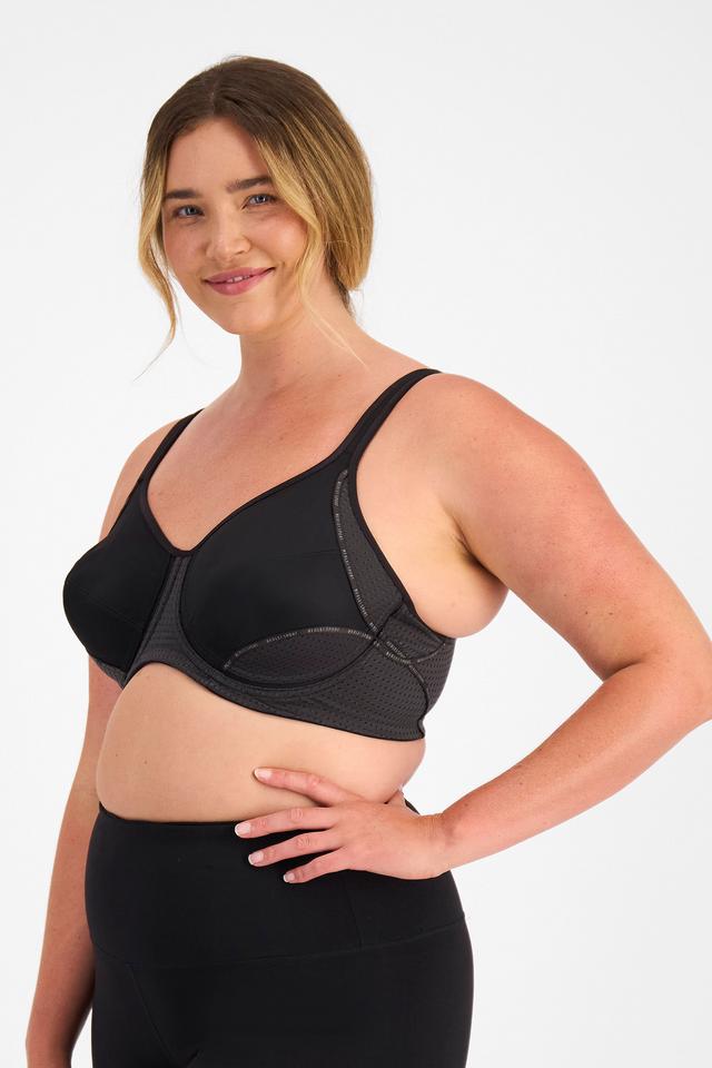 Chanel (She/Her) wears size 14D and is 176cm tall with 104cm chest and 89cm waist