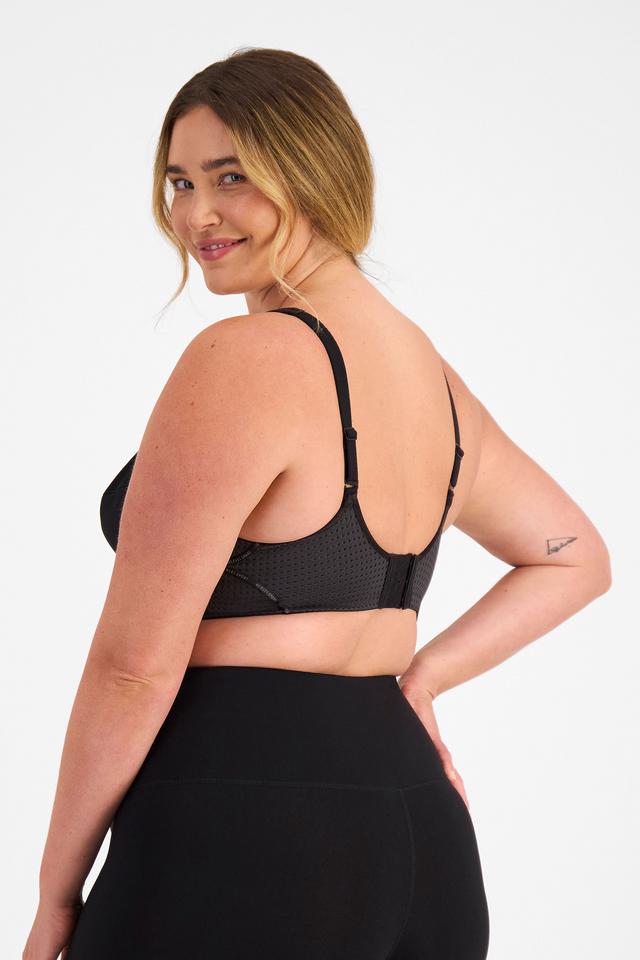 Chanel (She/Her) wears size 14D and is 176cm tall with 104cm chest and 89cm waist