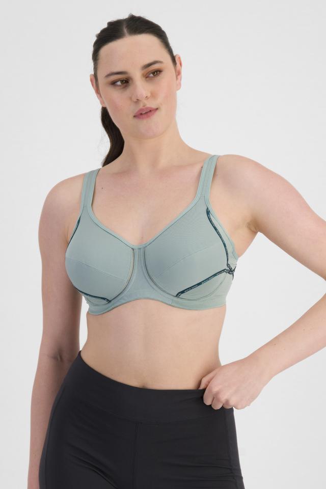 Jacqleen (She/Her) wears size 14DD and is 183cm tall with 93cm chest and 73cm waist
