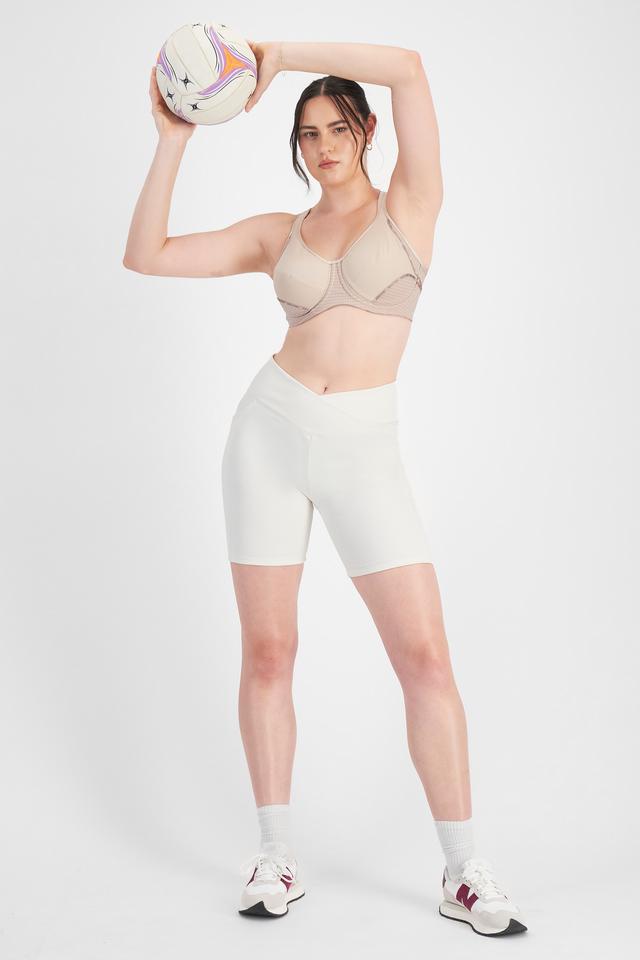 Jacqleen (She/Her) wears size 14DD and is 183cm tall with 93cm chest and 73cm waist