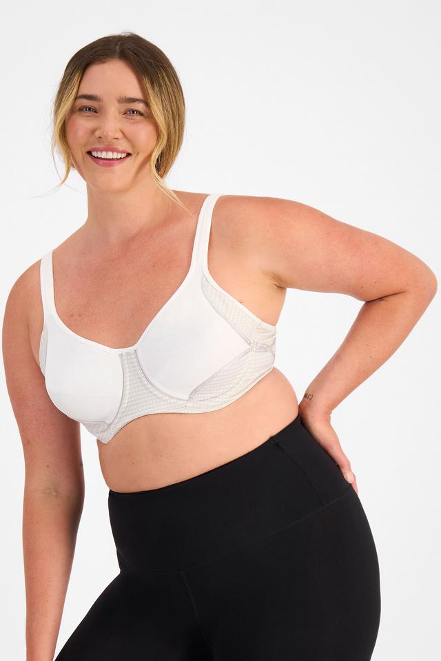 Chanel (She/Her) wears size 14D and is 176cm tall with 104cm chest and 89cm waist