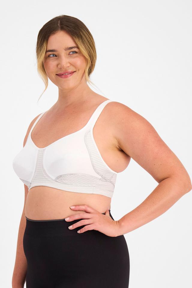 Chanel (She/Her) wears size 14D and is 176cm tall with 104cm chest and 89cm waist