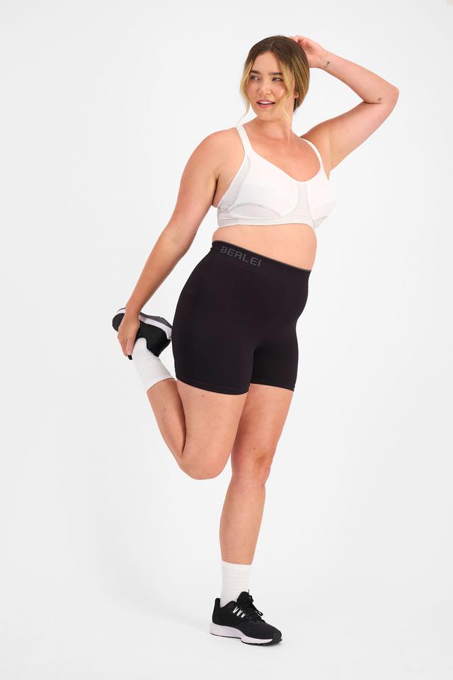 Chanel (She/Her) wears size 14D and is 176cm tall with 104cm chest and 89cm waist