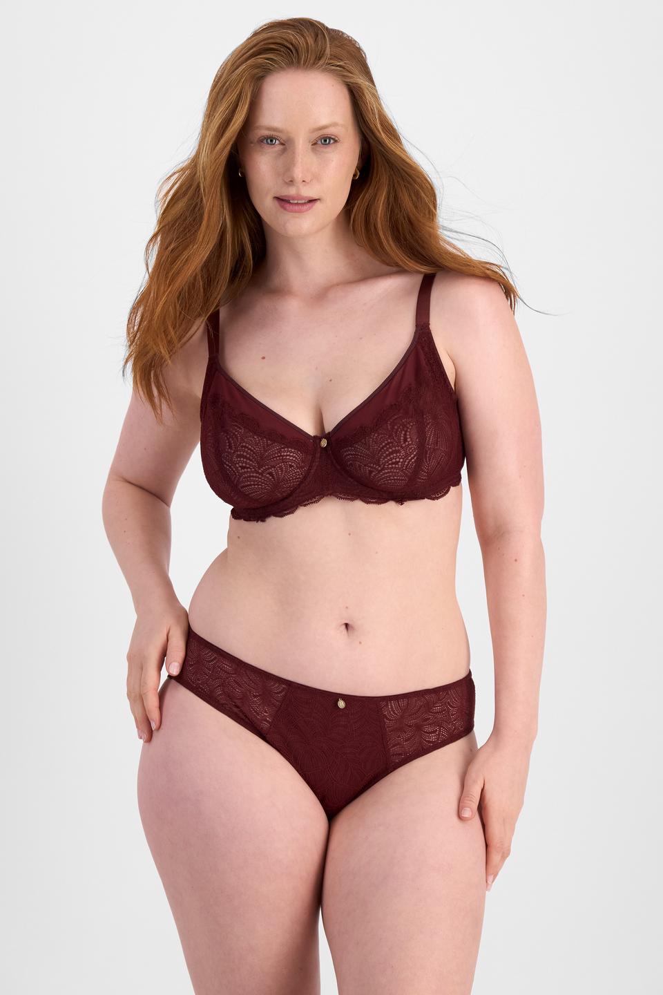 Martine (She/Her) wears size 14 and is 175cm tall with 82cm chest and 76cm waist
