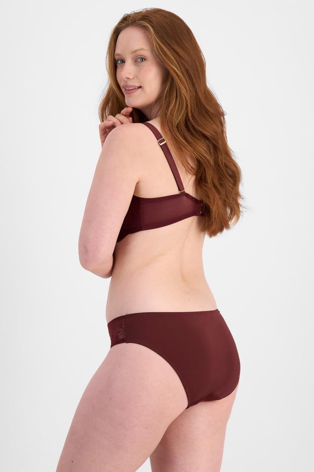 Martine (She/Her) wears size 14 and is 175cm tall with 82cm chest and 76cm waist