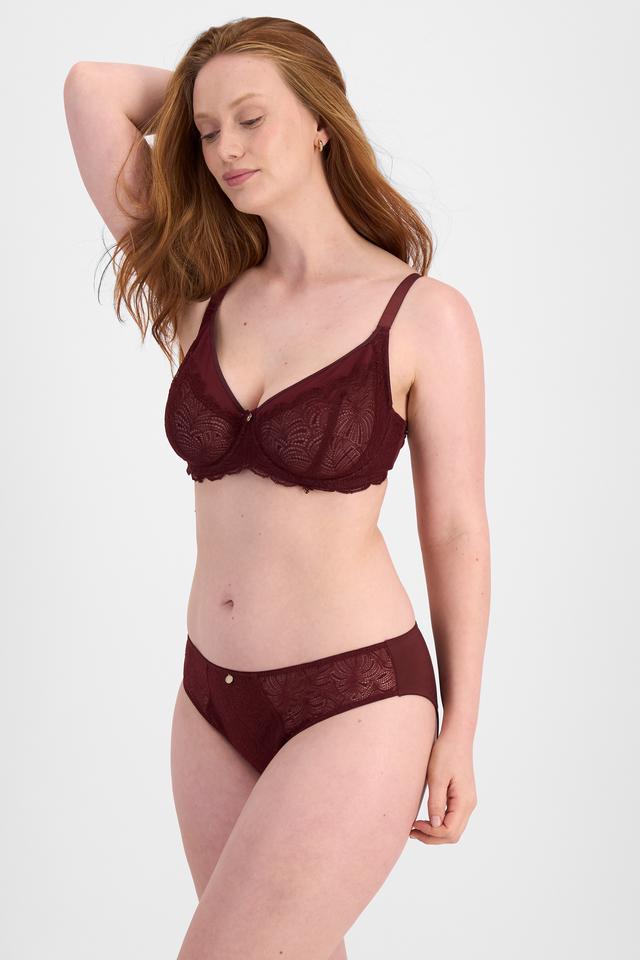 Martine (She/Her) wears size 14 and is 175cm tall with 82cm chest and 76cm waist