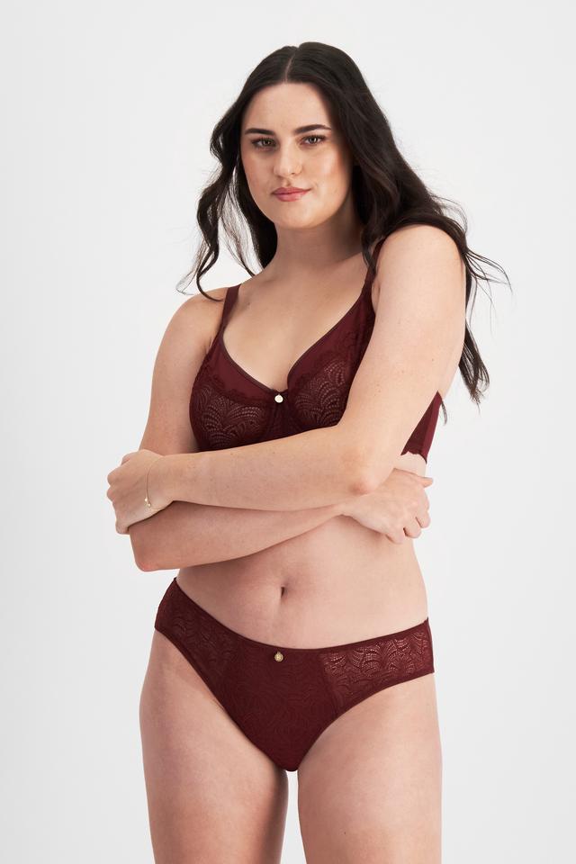Jacqleen (She/Her) wears size 14 and is 183cm tall with 93cm chest and 73cm waist