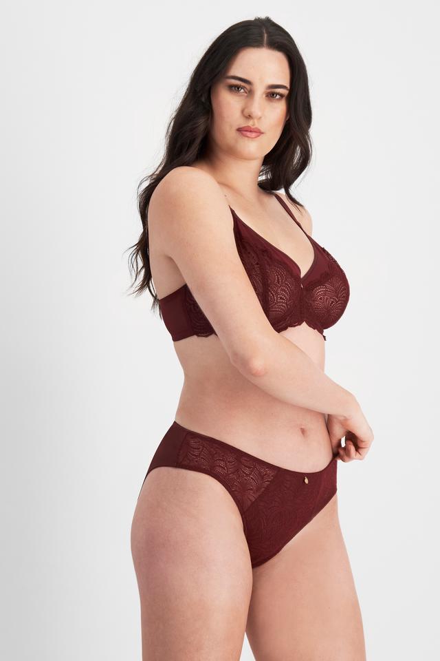 Jacqleen (She/Her) wears size 14 and is 183cm tall with 93cm chest and 73cm waist