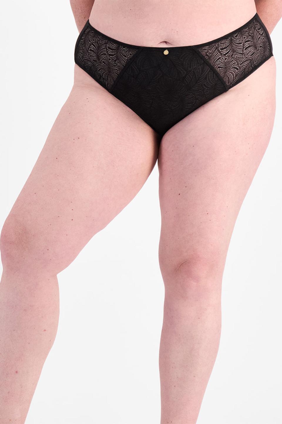 Chelsea (She/Her) wears size 14 and is 176cm tall