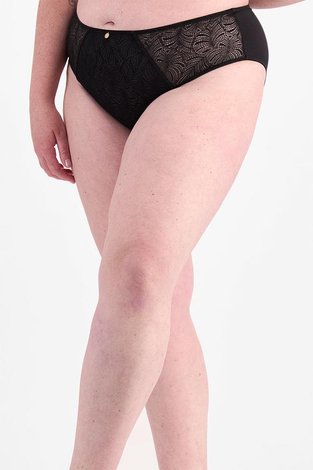 Chelsea (She/Her) wears size 14 and is 176cm tall